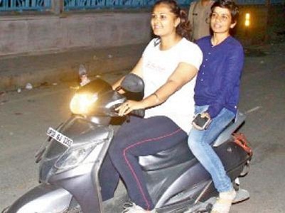 lucknow-ssp-patrolling-on-scooty