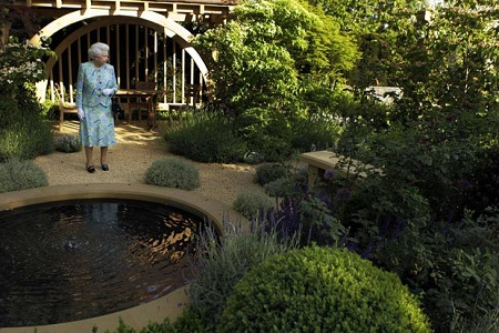 queen-elizabeth-ii-seeks-gardener-for-buckingham-palace-offers-over-rs-14-lakhs