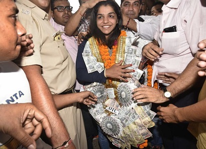 sakshi malik arrives in india ,got grand reception at airport