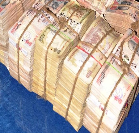 3 crore were seized from the car of the BJP leader , was going from Delhi to Lucknow amount -