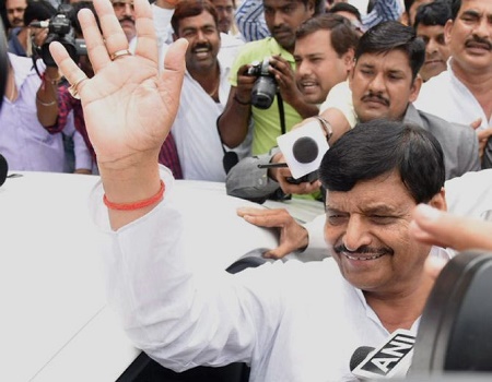 shivpal supporters protest aganist shivpal resignation