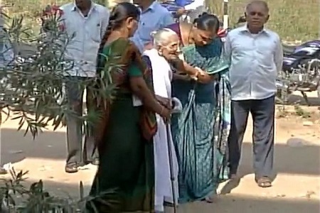 pm modi mother goes for note exchange 