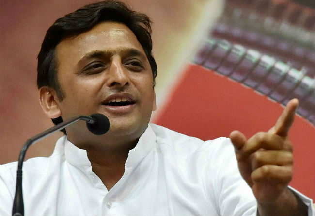 up-election-cm-akhilesh-yadav-meets-with-his-supporters-in-lucknow