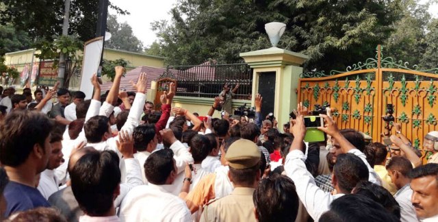 muslim-supporters-protesting-against-sp-at-mulayam-residence