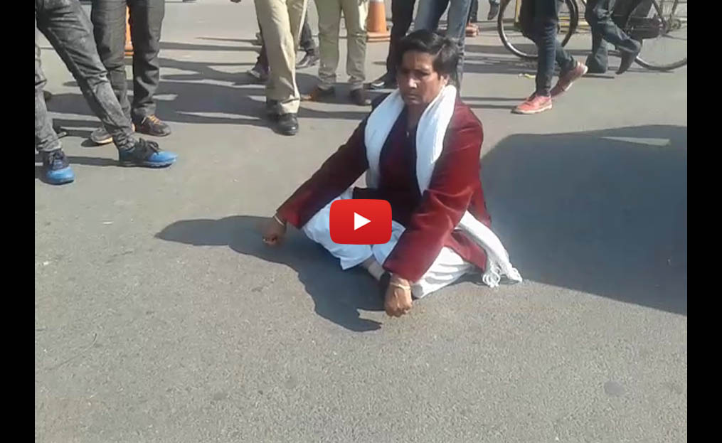 video-mlc-leelawati-protest-against-police-checking-hazratganj-lucknow