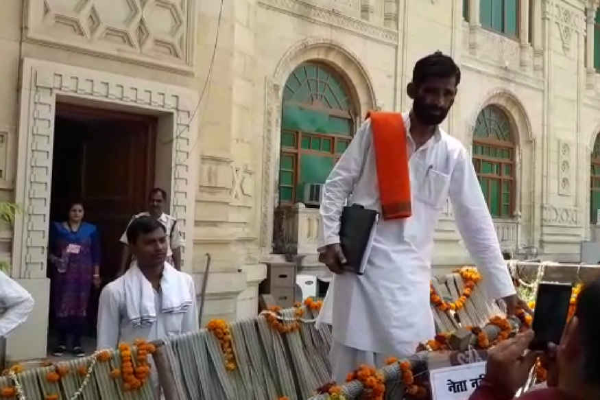 bjp-mla-reached-up-assembly-with-bullock-cart