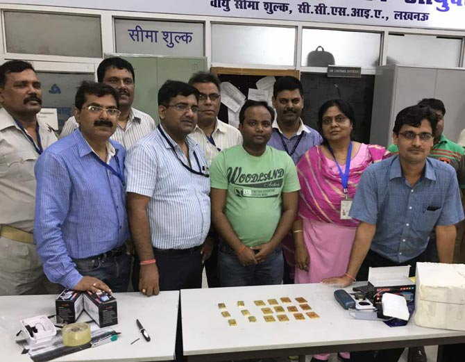/UP-LUCK-2-smuggler-arrested-with-rs-63-lakh-gold-on-amausi-airport-lucknow