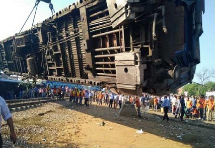 muzaffarnagar-rail-accident-rescue-work-still-goes-in-kalinga-utkal-express