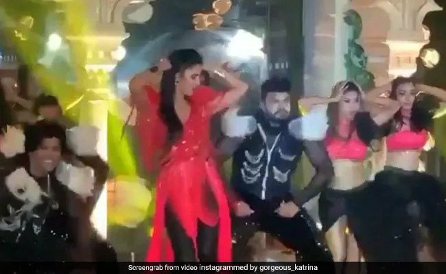 Katrina Kaif's stage break dance on Sheelas youth video happened Viral