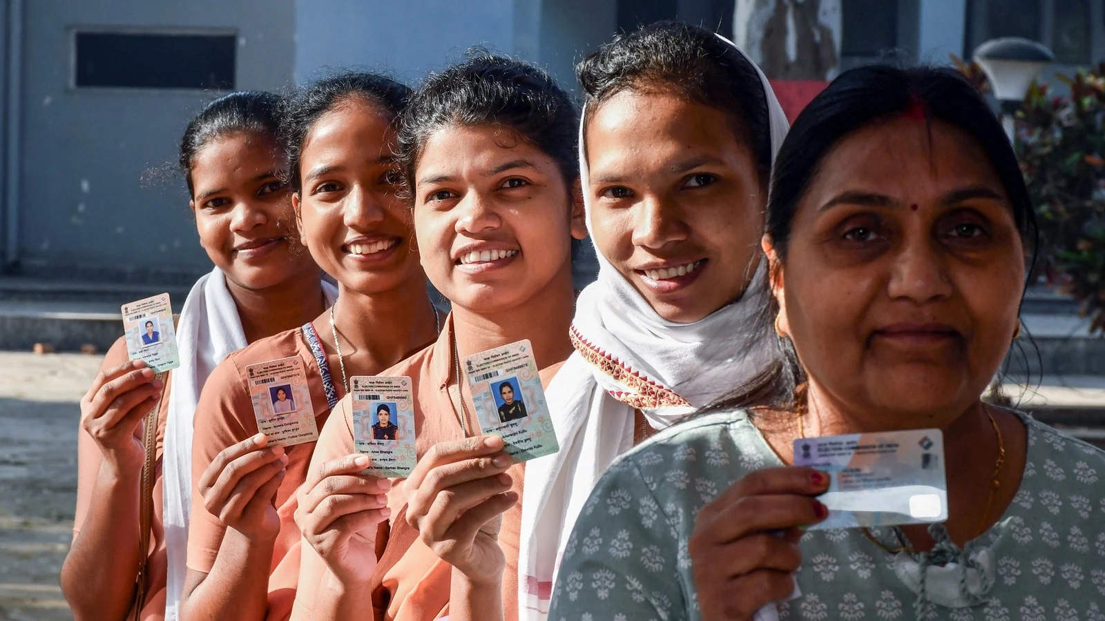 More than 59.28 percent voting on 43 seats till 3 pm, Dhoni-Sakshi also cast their votes