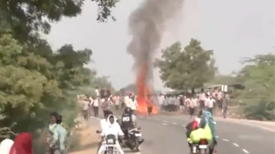 Supporters furious with the arrest of Naresh Meena, blocked the highway and set fire, police force called from Jaipur-Ajmer